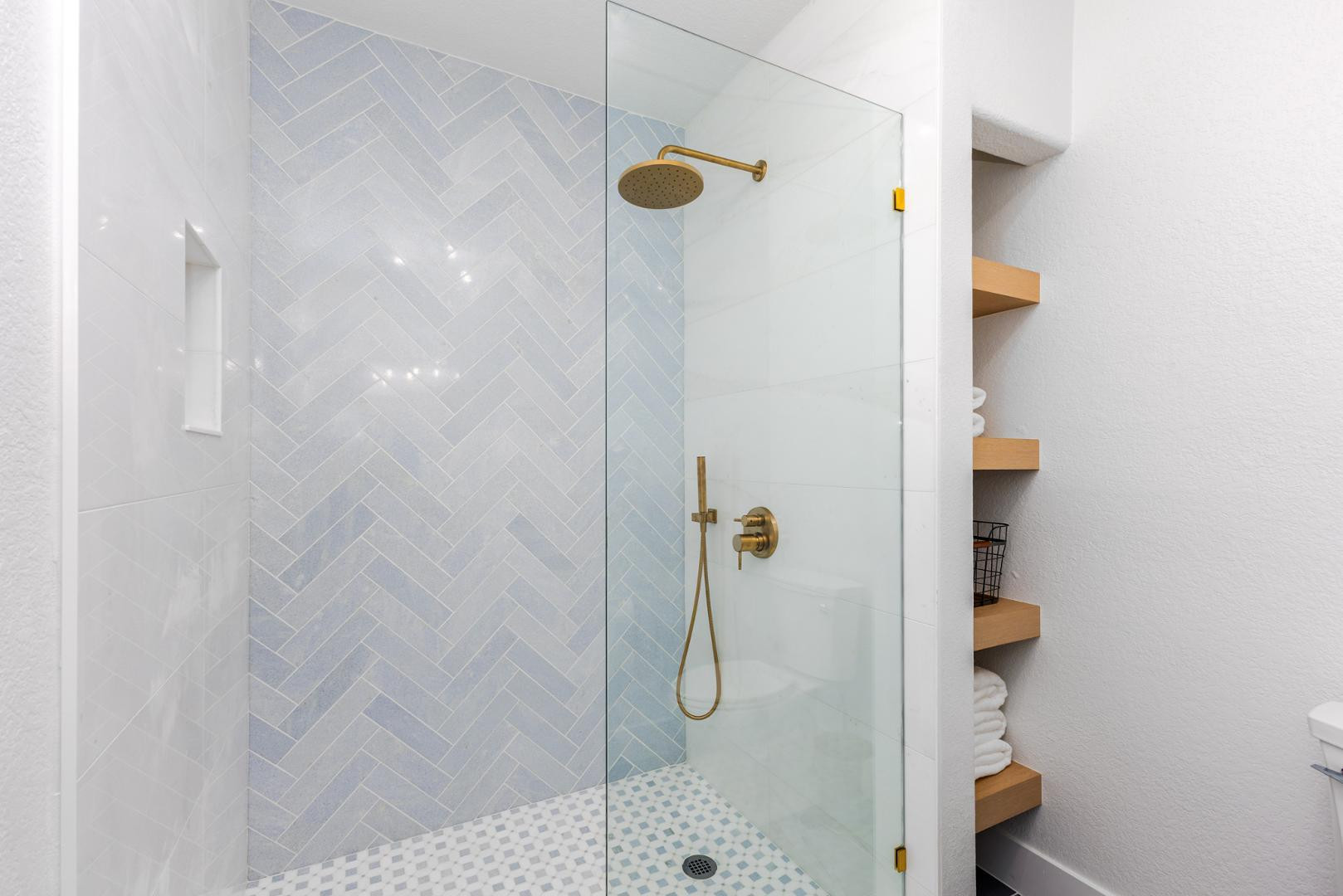 7027 North Scottsdale Road, Unit 225 Scottsdale, AZ 85253 - Photo 7 of 48 a bathroom with a shower