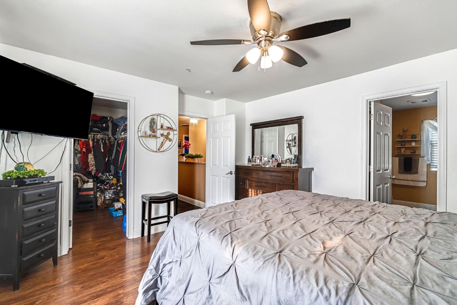 877 Sandra Avenue Sanger, CA 93657 - Photo 30 of 40 a bedroom with a bed and a flat tv screen on dresser