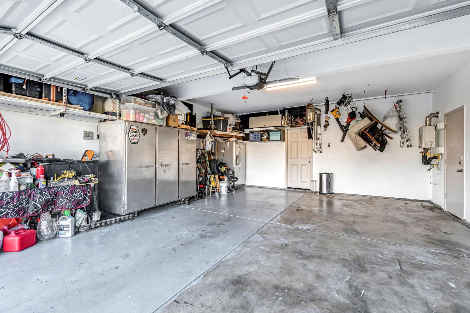 877 Sandra Avenue Sanger, CA 93657 - Photo 40 of 40 a view of a garage