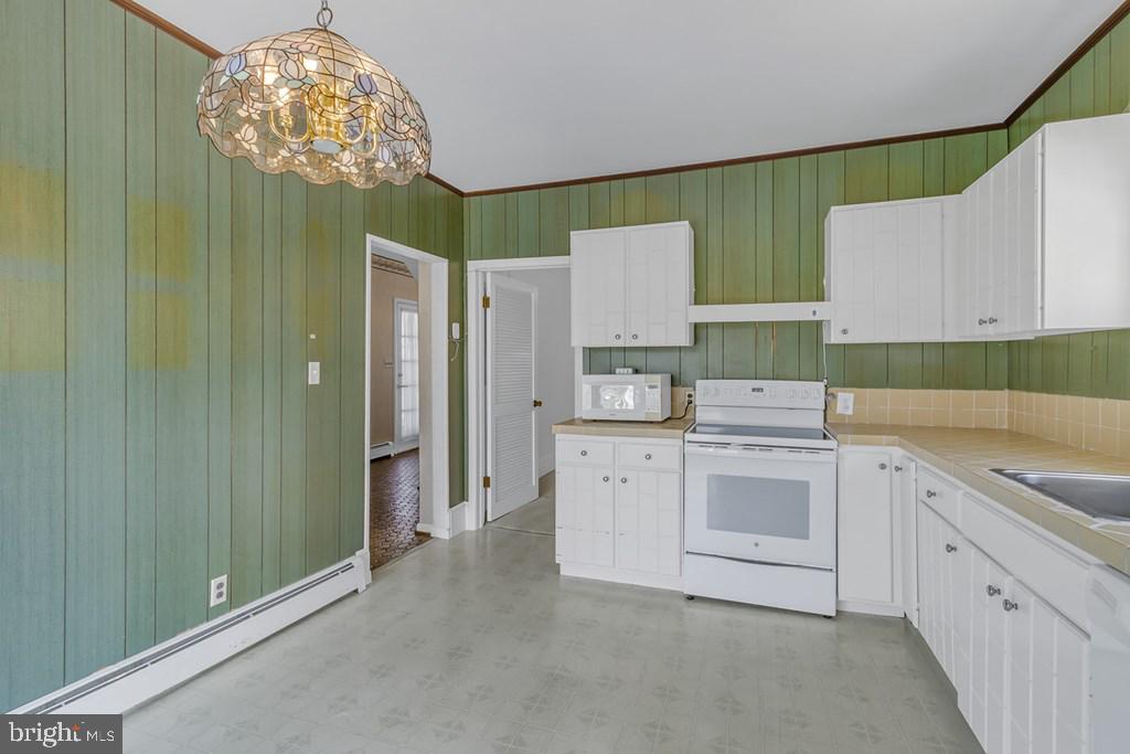 742 Main Street Reedville, VA 22539 - Photo 11 of 66 Charming kitchen with vintage flair.