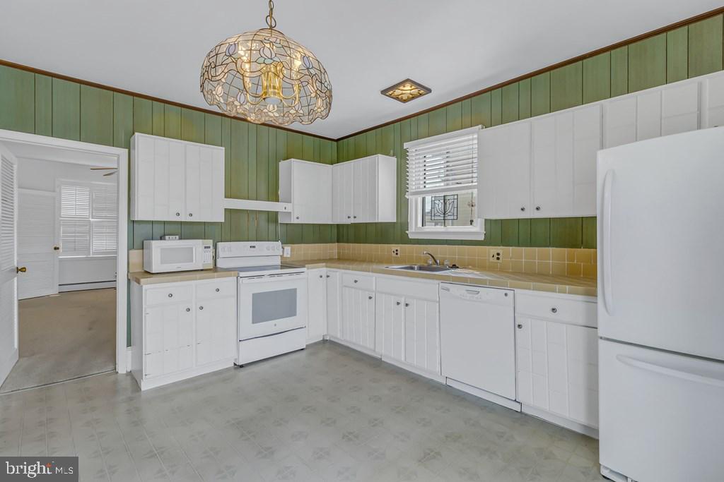 742 Main Street Reedville, VA 22539 - Photo 12 of 66 Charming kitchen with vintage flair.