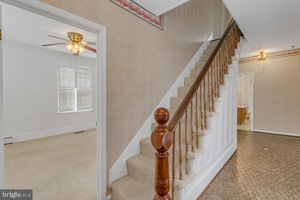 742 Main Street Reedville, VA 22539 - Photo 6 of 66 Charming entryway with classic staircase.