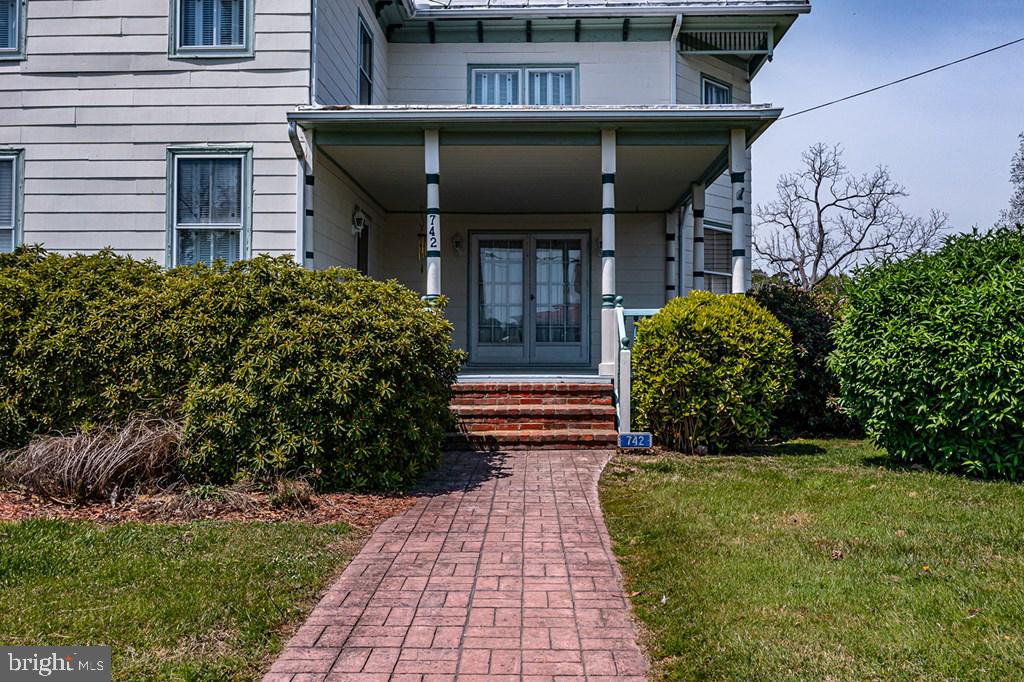742 Main Street Reedville, VA 22539 - Photo 61 of 66 Charming entrance to a classic home.