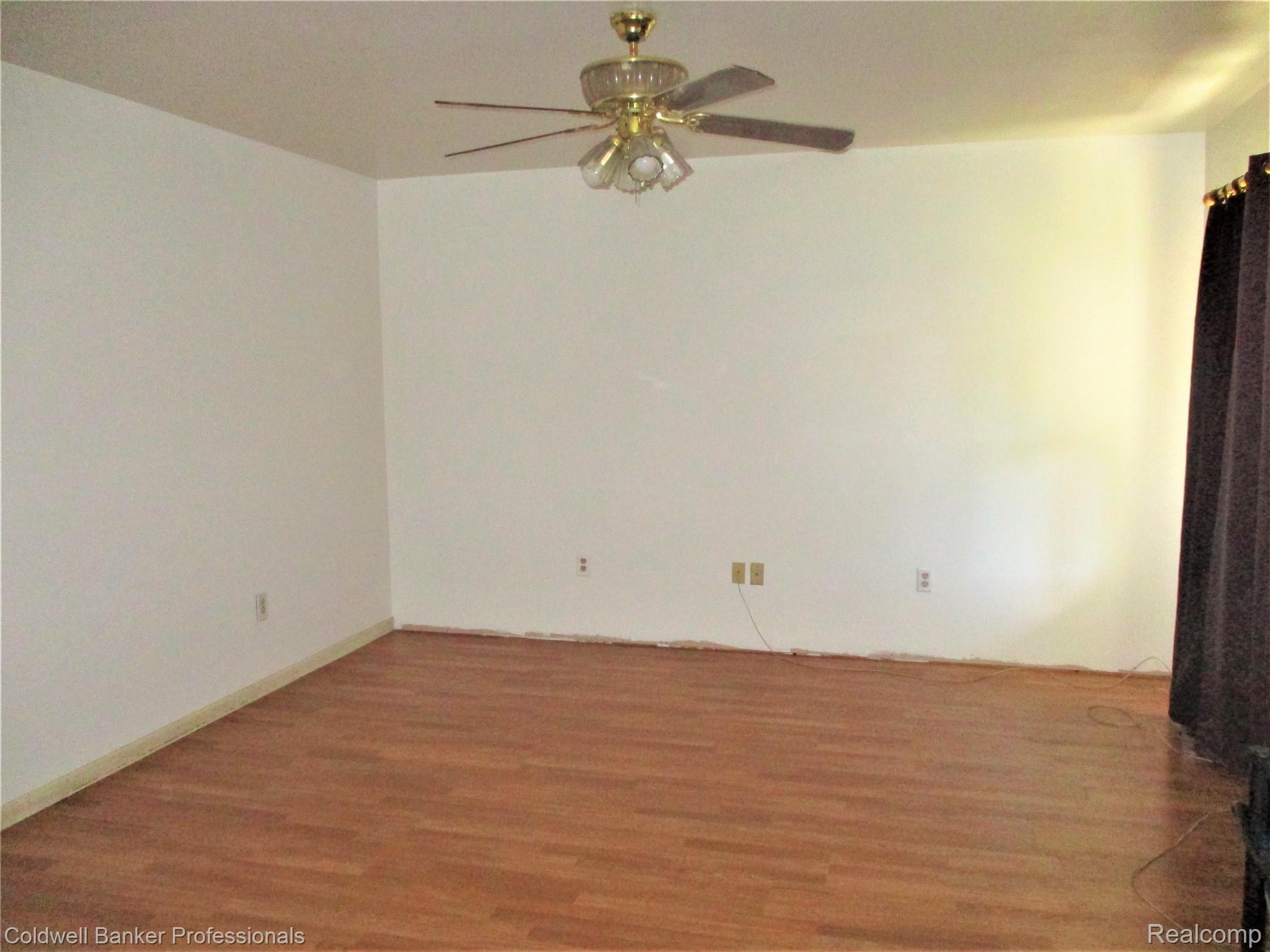 8818 Irish Road Millington, MI 48746 - Photo 20 of 27 Living Room.JPG
