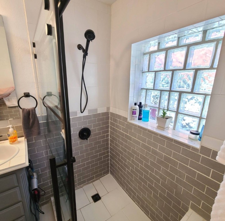 1427 Munger Street Houston, TX 77023 - Photo 16 of 24 a bathroom with a shower