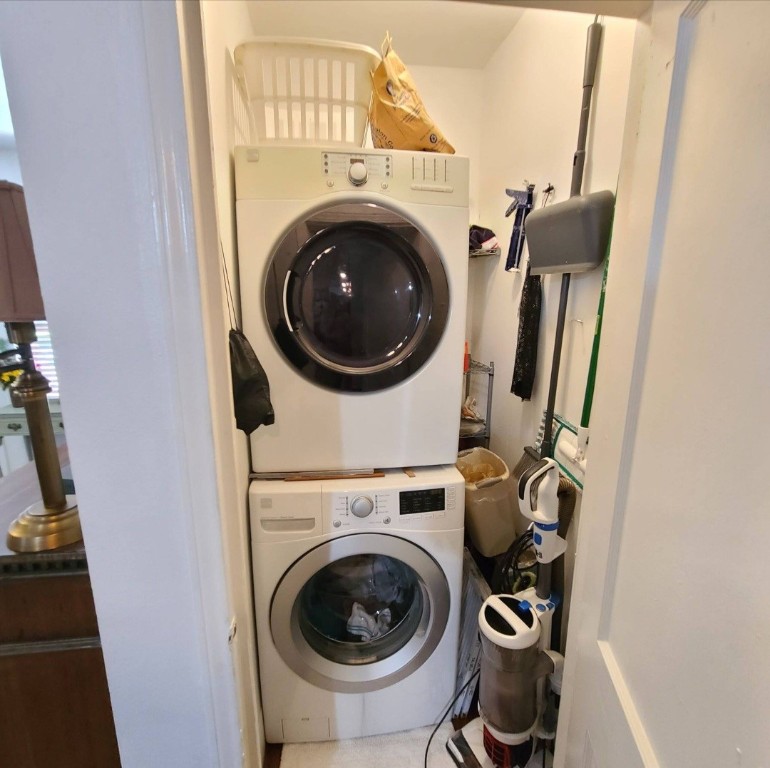 1427 Munger Street Houston, TX 77023 - Photo 18 of 24 a utility room with dryer and washer