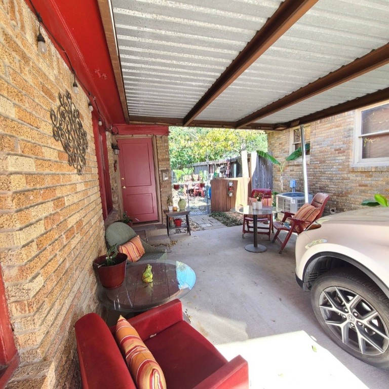 1427 Munger Street Houston, TX 77023 - Photo 19 of 24 a living room with furniture and a wooden floor