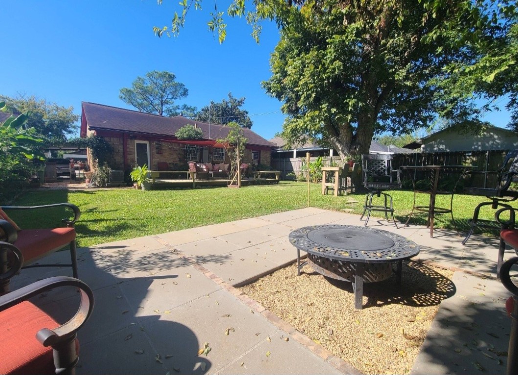 1427 Munger Street Houston, TX 77023 - Photo 23 of 24 a house with garden in front of it