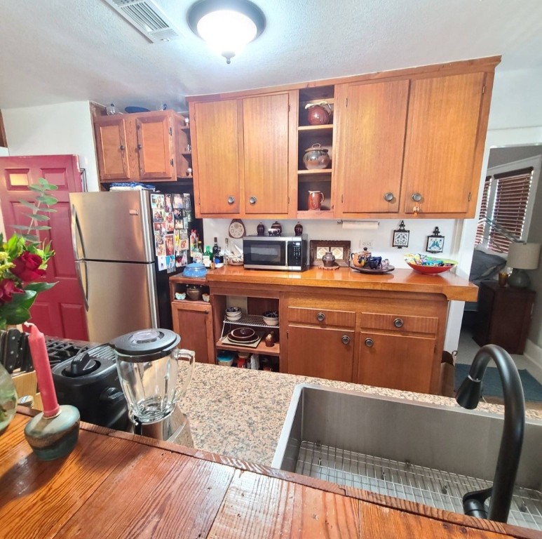1427 Munger Street Houston, TX 77023 - Photo 9 of 24 a work place with table and chairs