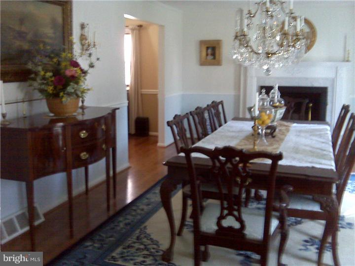 713 West Rolling Road Springfield, PA 19064 - Photo 17 of 17 Living Room