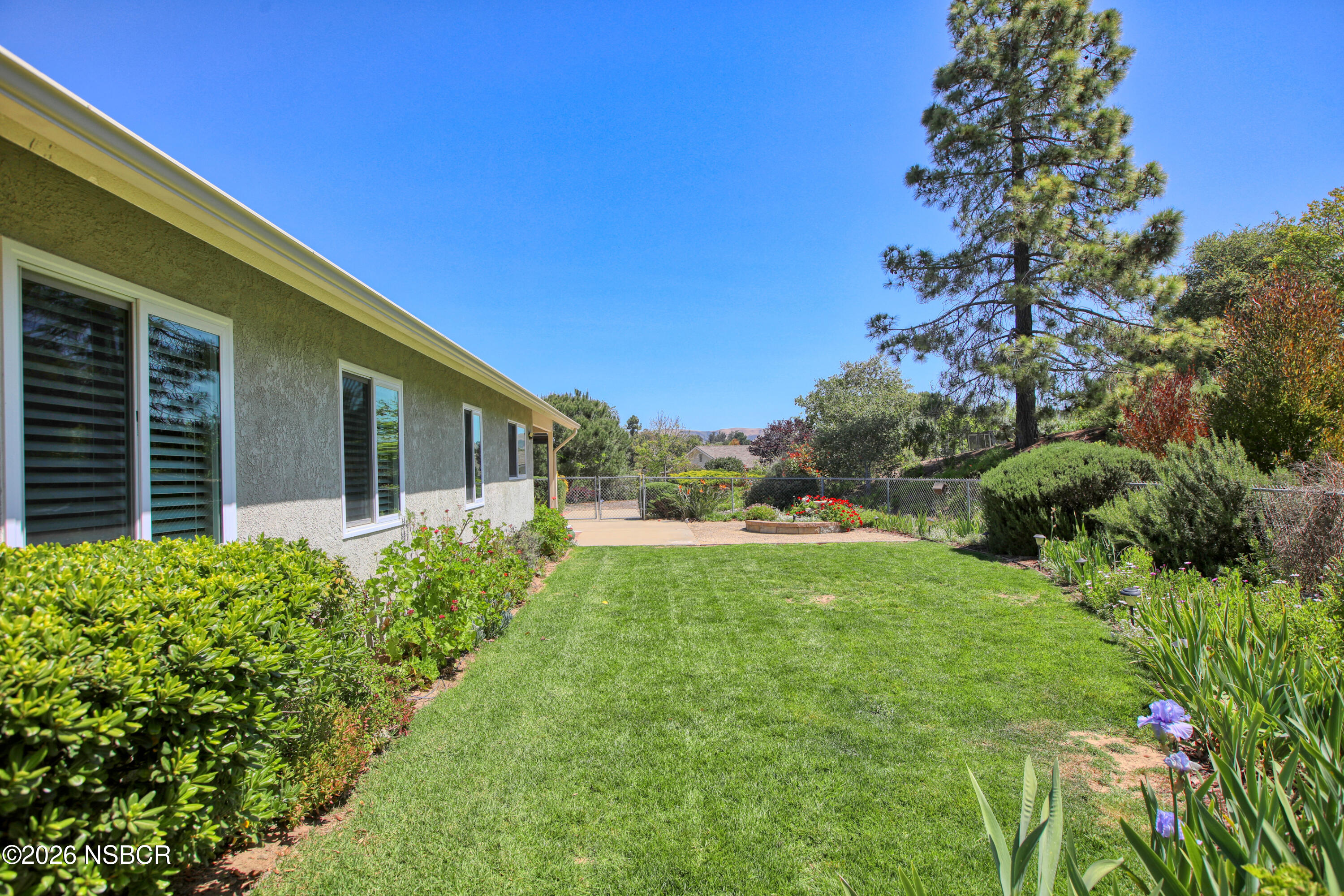 435-433 Eucalyptus Road, Unit 435433 Nipomo, CA 93444 - Photo 48 of 78 a view of backyard with potted plants and a table