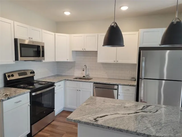 $2,750 | 10 Berkshire Road, Unit 111, West Hartford, CT 06110