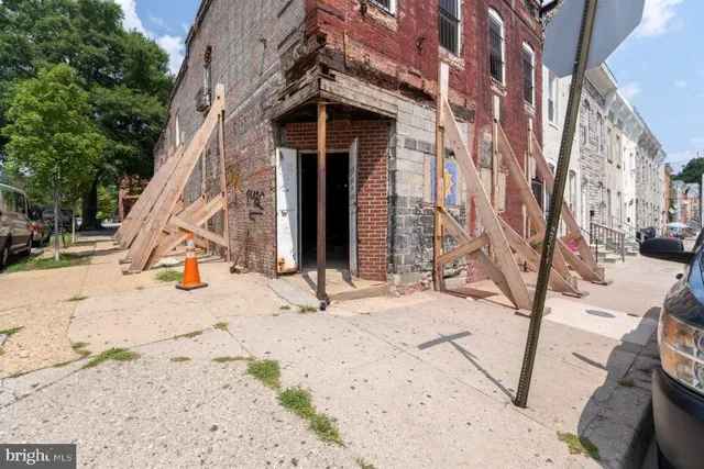 a car parked in front of a building