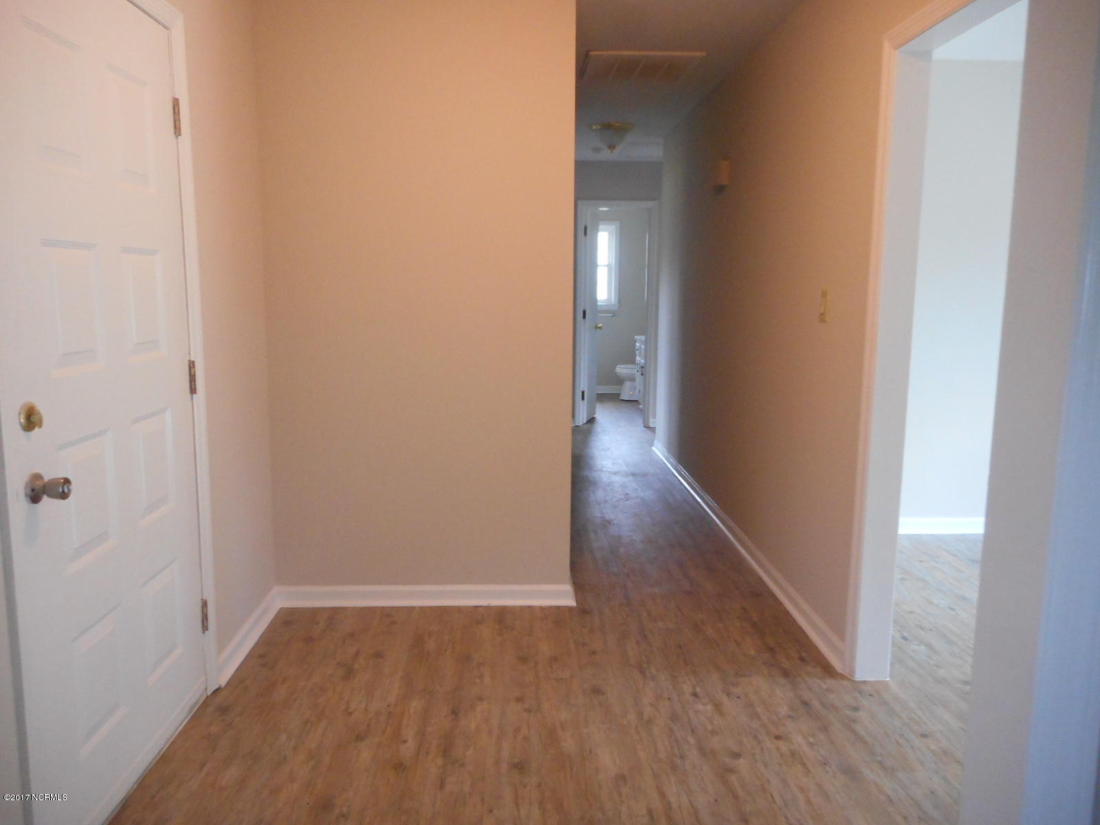 300 Murdoch Road Newport, NC 28570 - Photo 2 of 26 Foyer