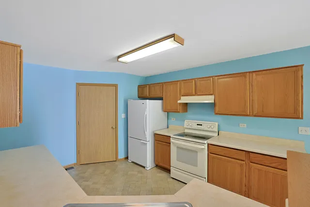 $349,900 | 2 Danbury Court, Lake In The Hills, IL 60156