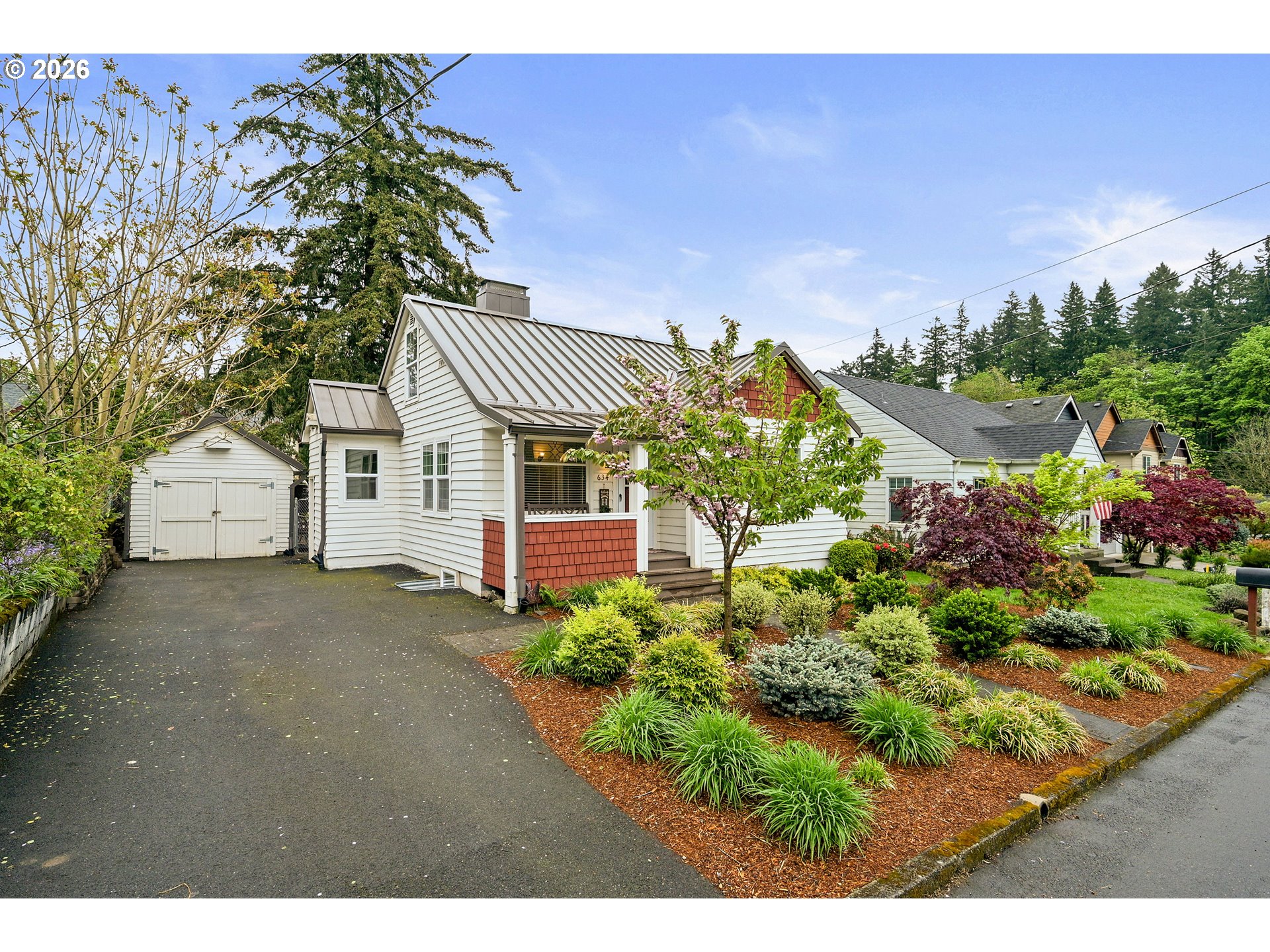 634 Northwest Ivy Street Camas, WA 98607 - Photo 2 of 27 a front view of a house with a yard and street