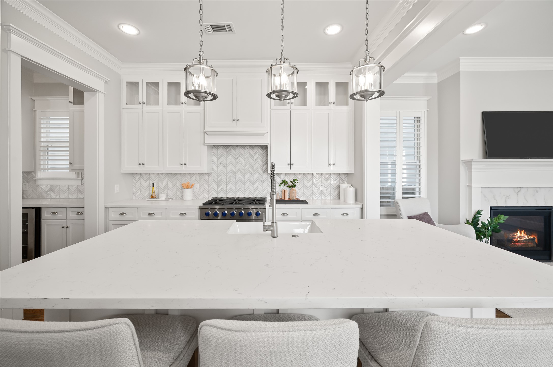 1003 East 25th Street Houston, TX 77009 - Photo 11 of 32 Sleek pendant lights accentuate the breakfast bar and oversized island.