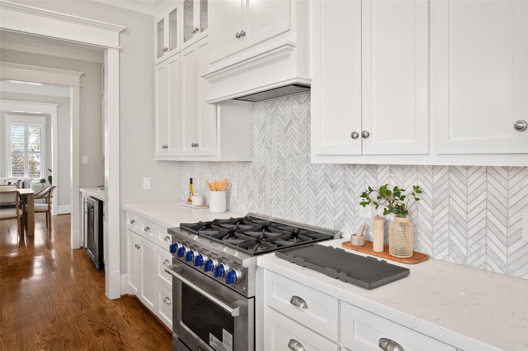 1003 East 25th Street Houston, TX 77009 - Photo 12 of 32 6-burner gas range and large oven make cooking a dream in this modern kitchen.