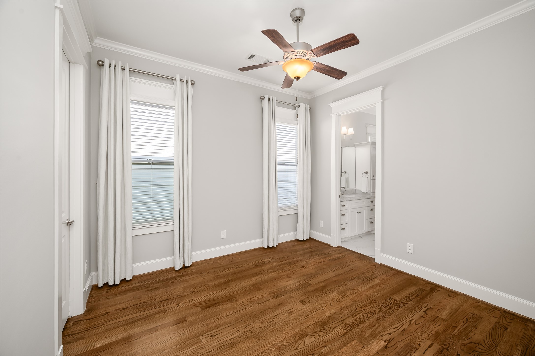 1003 East 25th Street Houston, TX 77009 - Photo 27 of 32 One of two secondary bedrooms located upstairs. Both bedrooms have access to the shared bath.