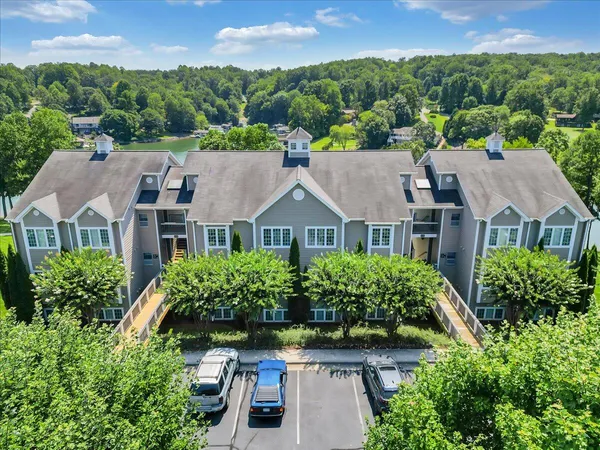 $559,500 | 335 South Pointe Shore Drive, Unit 308, Moneta, VA 24121