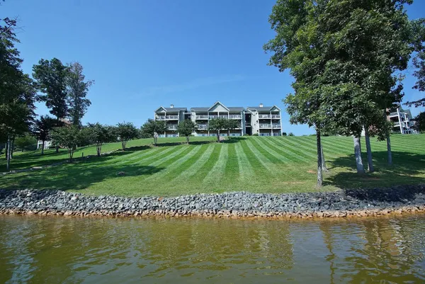 $559,500 | 335 South Pointe Shore Drive, Unit 308, Moneta, VA 24121
