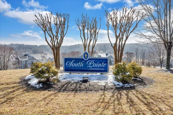 $559,500 | 335 South Pointe Shore Drive, Unit 308, Moneta, VA 24121