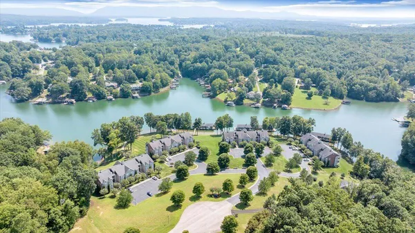 $559,500 | 335 South Pointe Shore Drive, Unit 308, Moneta, VA 24121