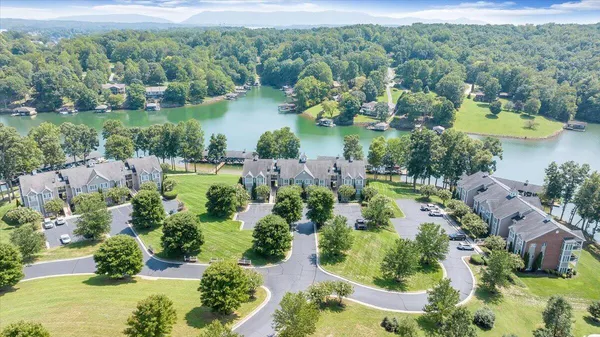 $559,500 | 335 South Pointe Shore Drive, Unit 308, Moneta, VA 24121