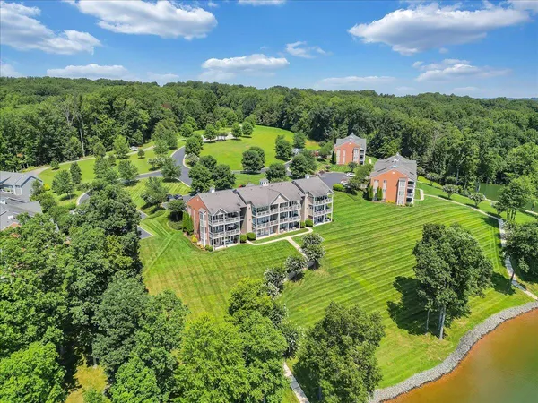 $559,500 | 335 South Pointe Shore Drive, Unit 308, Moneta, VA 24121