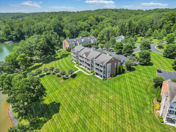 $559,500 | 335 South Pointe Shore Drive, Unit 308, Moneta, VA 24121