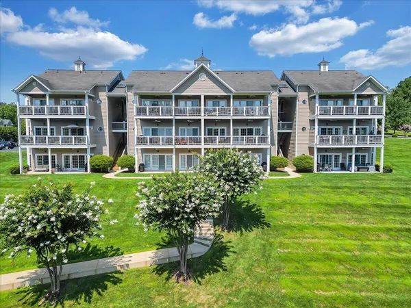 $559,500 | 335 South Pointe Shore Drive, Unit 308, Moneta, VA 24121