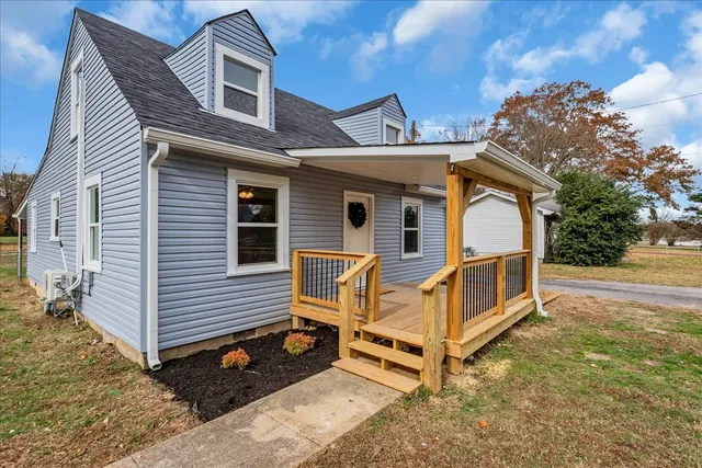 a view of a house with a yard