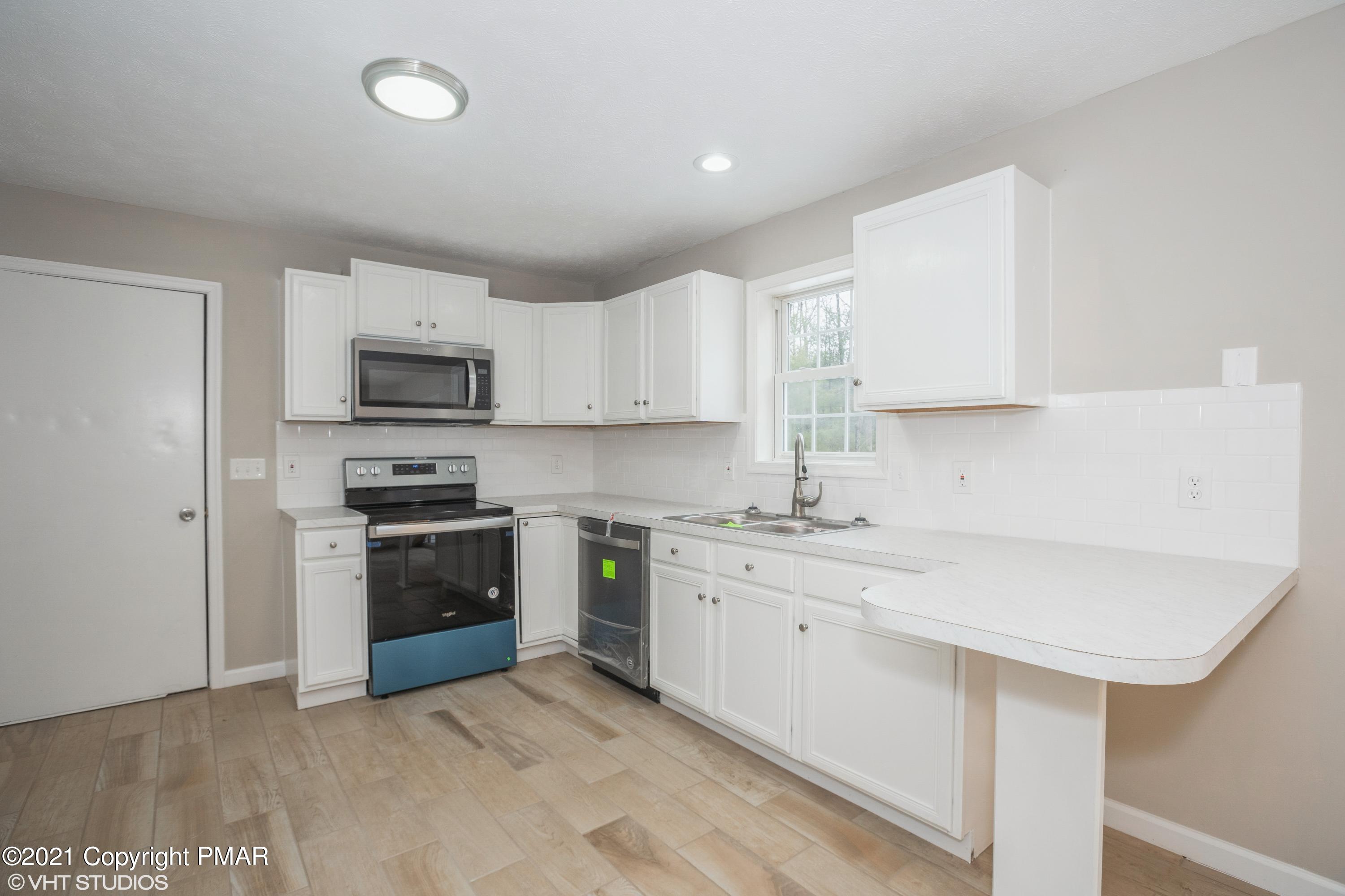 617 Silver Lake Road Dingmans Ferry, PA 18328 - Photo 5 of 15 04_617SilverLakeRoad_177001_Kitchen_HiRe