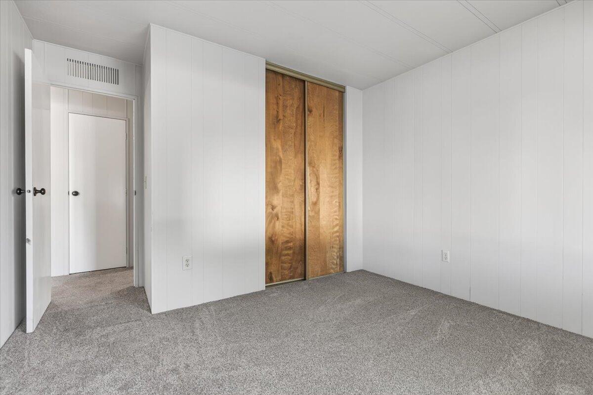555 Freeman Road, Unit 127 Central Point, OR 97502 - Photo 20 of 32 an empty room with closet area
