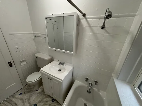 $1,250 | 2216 West Thome Avenue, Unit 3B, Chicago, IL 60659