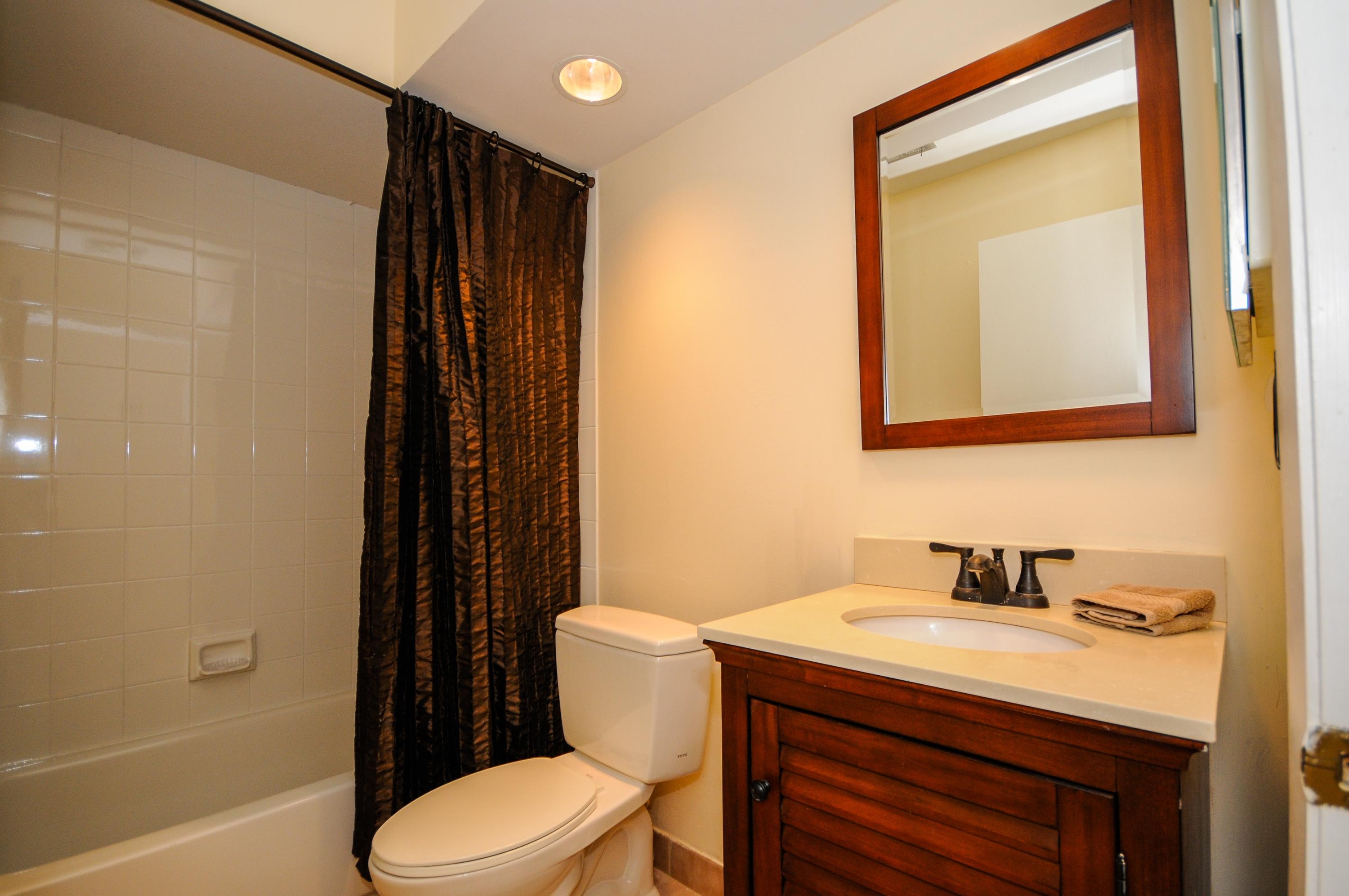 21619 Coronado Avenue Boca Raton, FL 33433 - Photo 15 of 19 Guest bathroom
