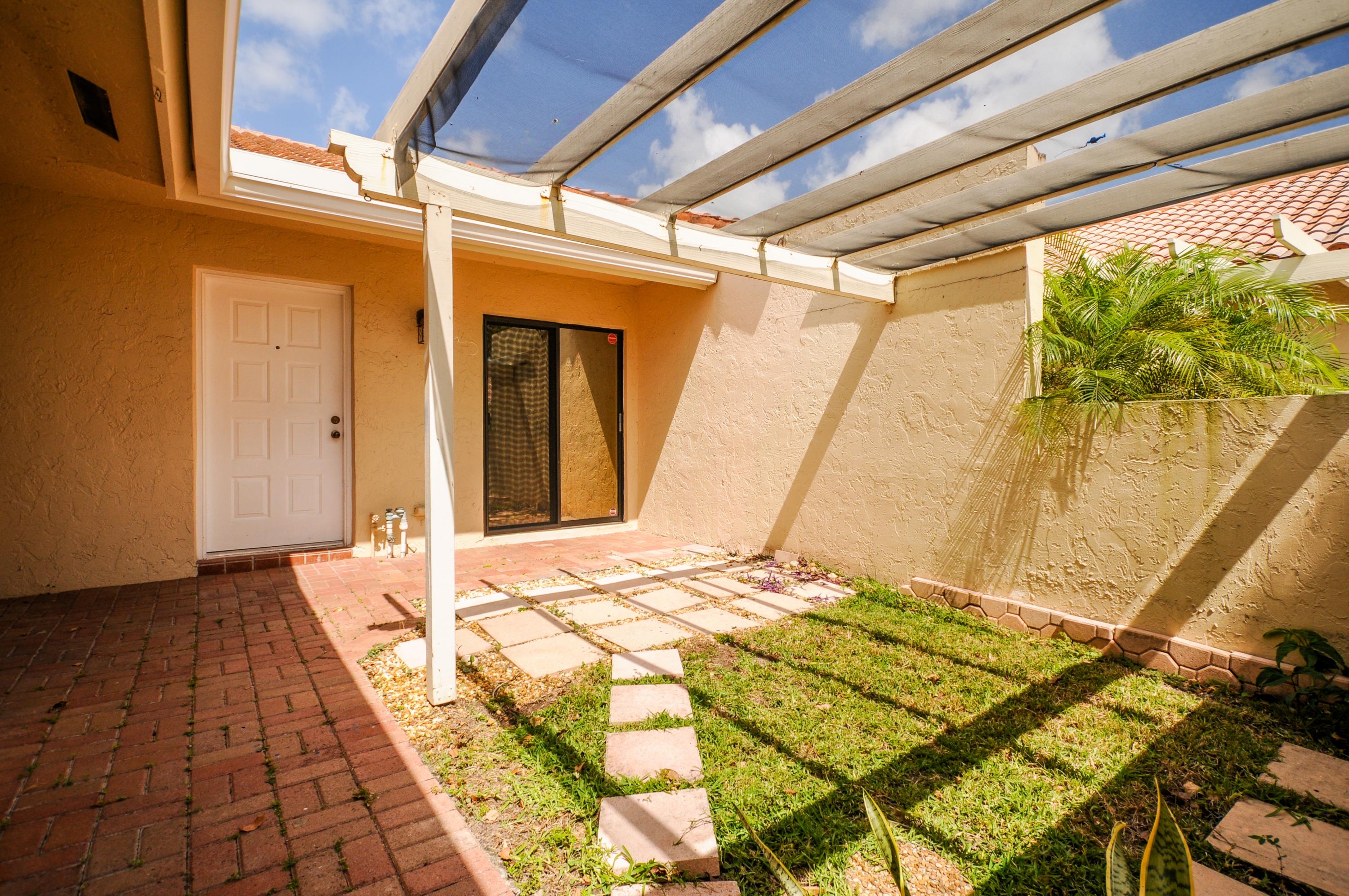21619 Coronado Avenue Boca Raton, FL 33433 - Photo 18 of 19 Courtyard