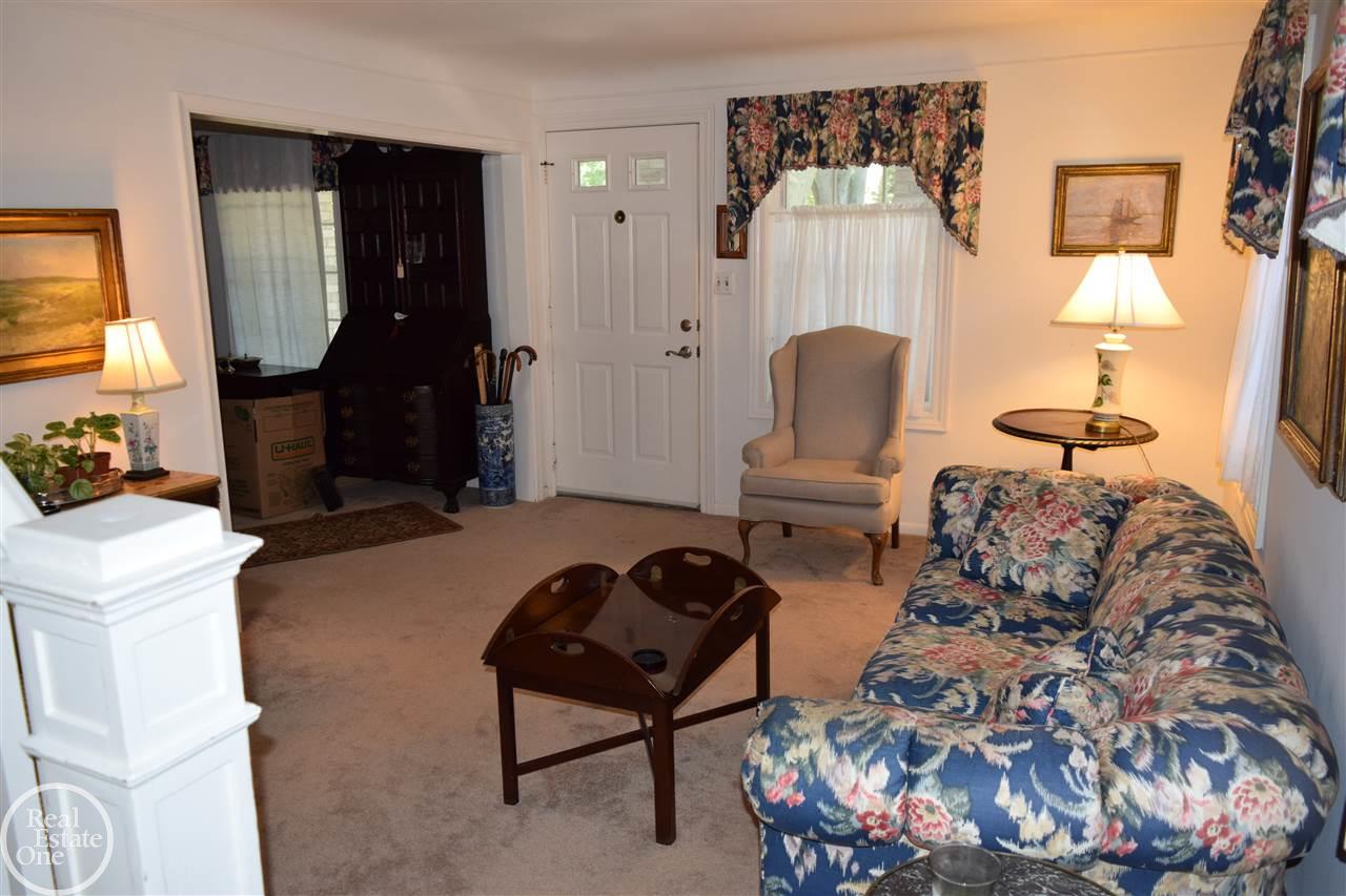 114 Muir Road Grosse Pointe, MI 48236 - Photo 5 of 23 31354895-4.JPG