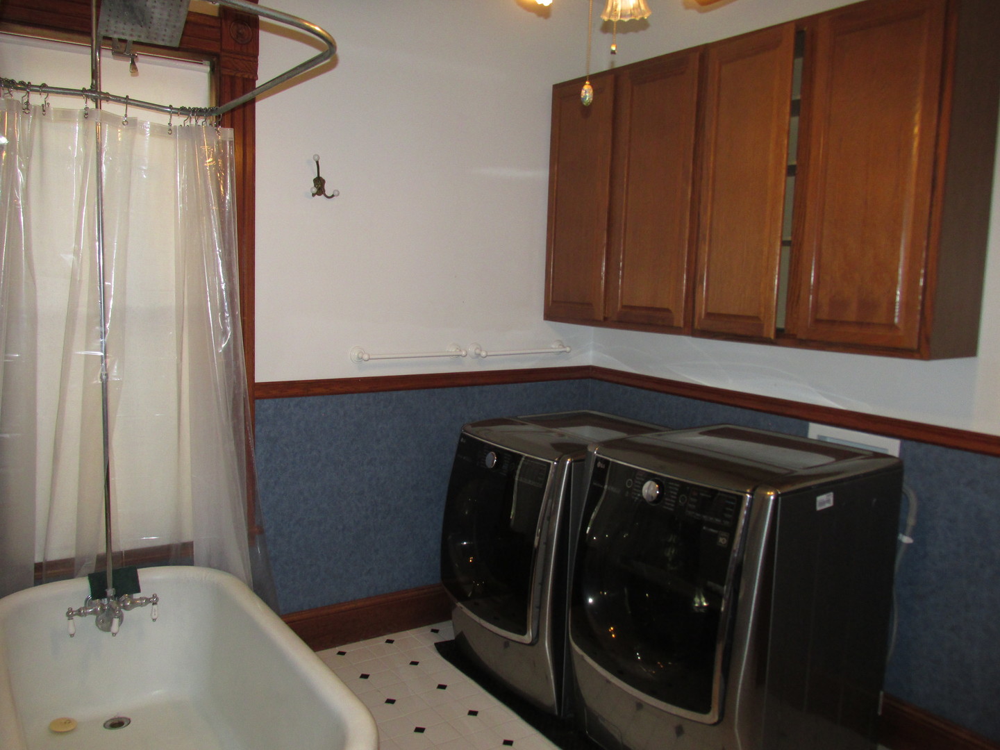 603 North 8th Street Rochelle, IL 61068 - Photo 12 of 33 a bathroom with a sink and a mirror