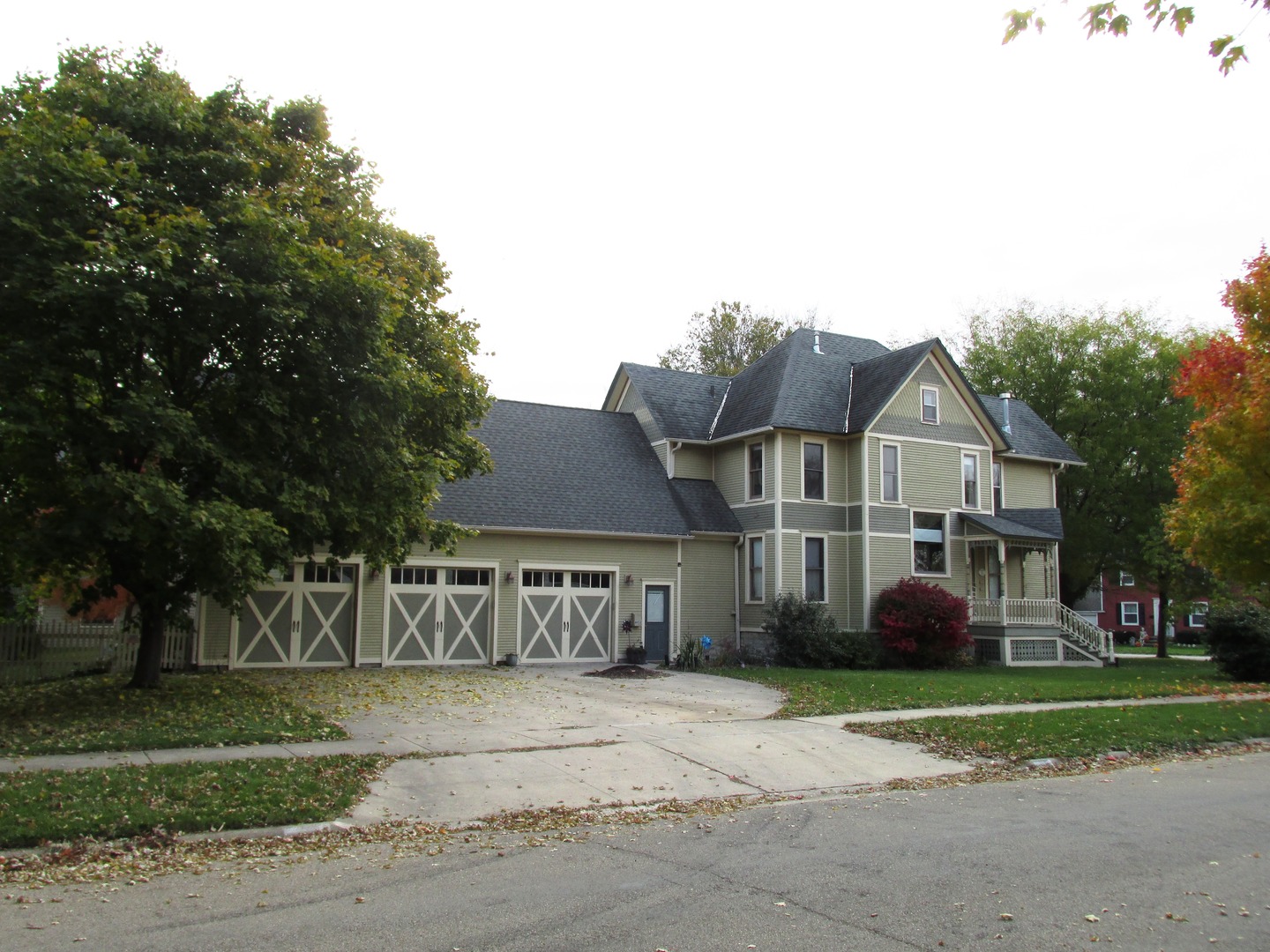 603 North 8th Street Rochelle, IL 61068 - Photo 2 of 33 a front view of house with yard and green space