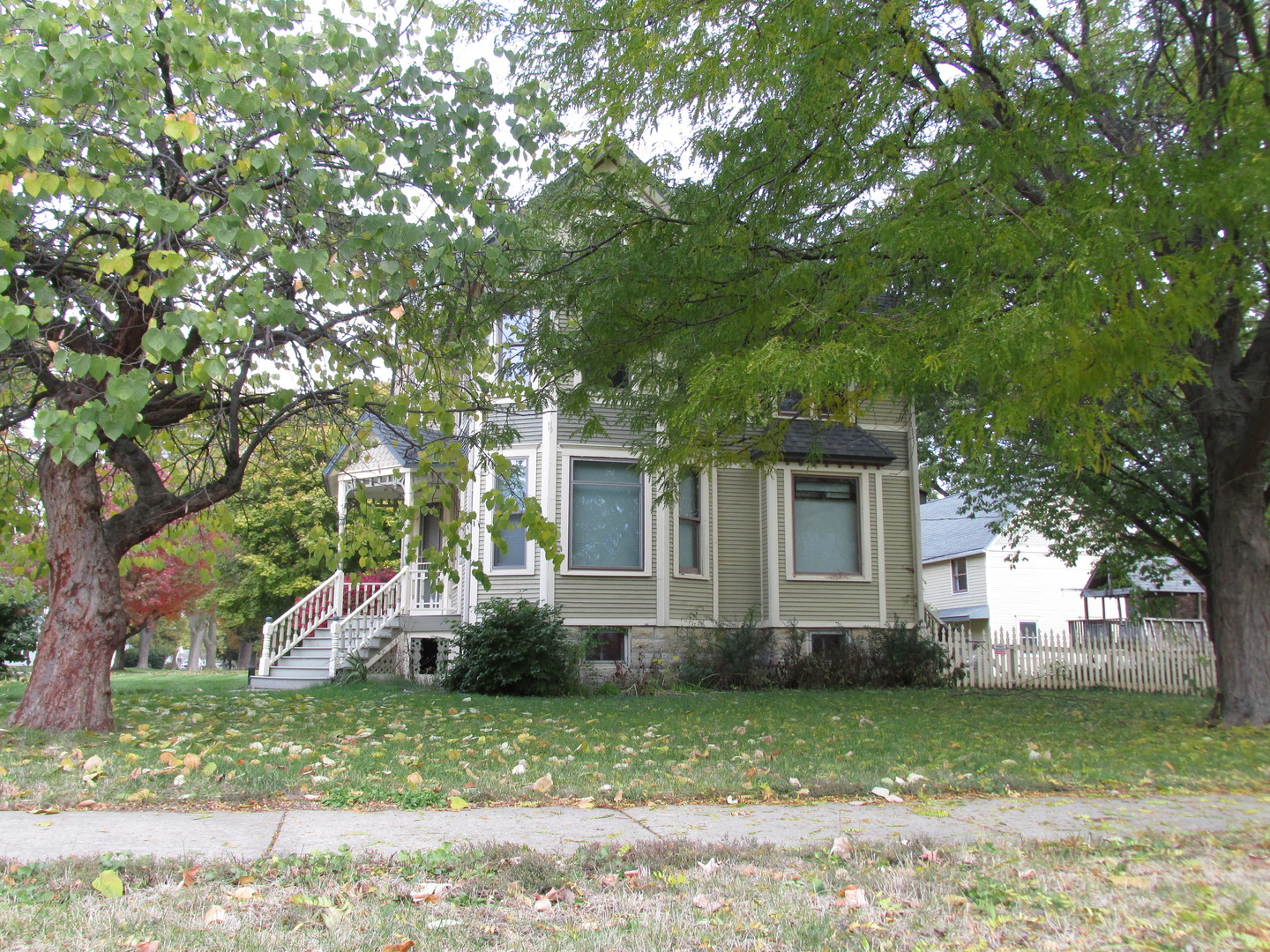 603 North 8th Street Rochelle, IL 61068 - Photo 3 of 33 front view of a house with a yard