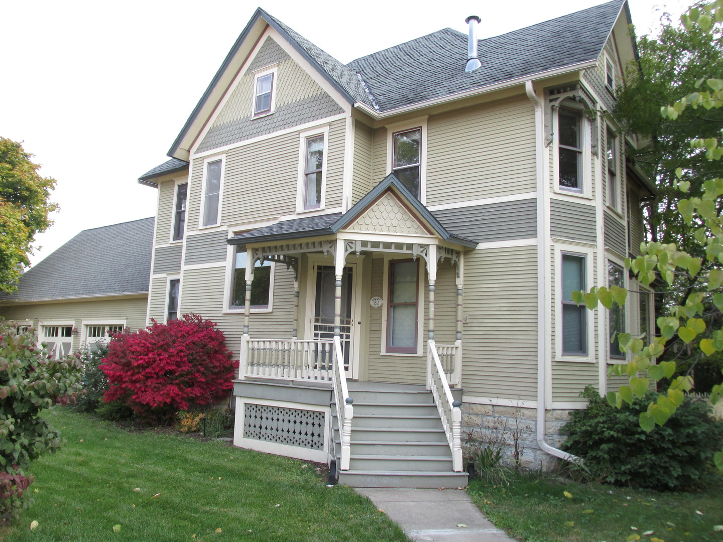 603 North 8th Street Rochelle, IL 61068 - Photo 4 of 33 a front view of a house with a garden