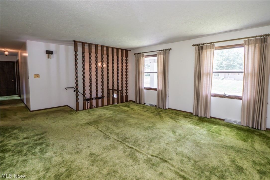 2421 Fairview Road Uniontown, OH 44685 - Photo 5 of 40 Living Room