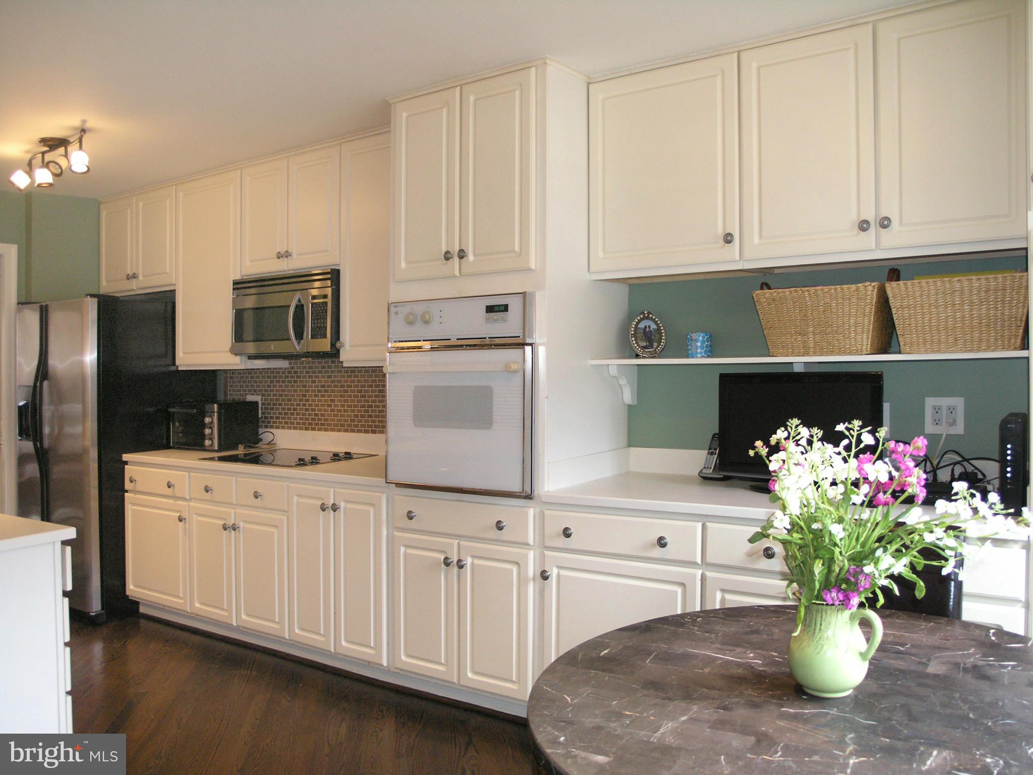 1848 Golf View Court Reston, VA 20190 - Photo 2 of 25 Kitchen