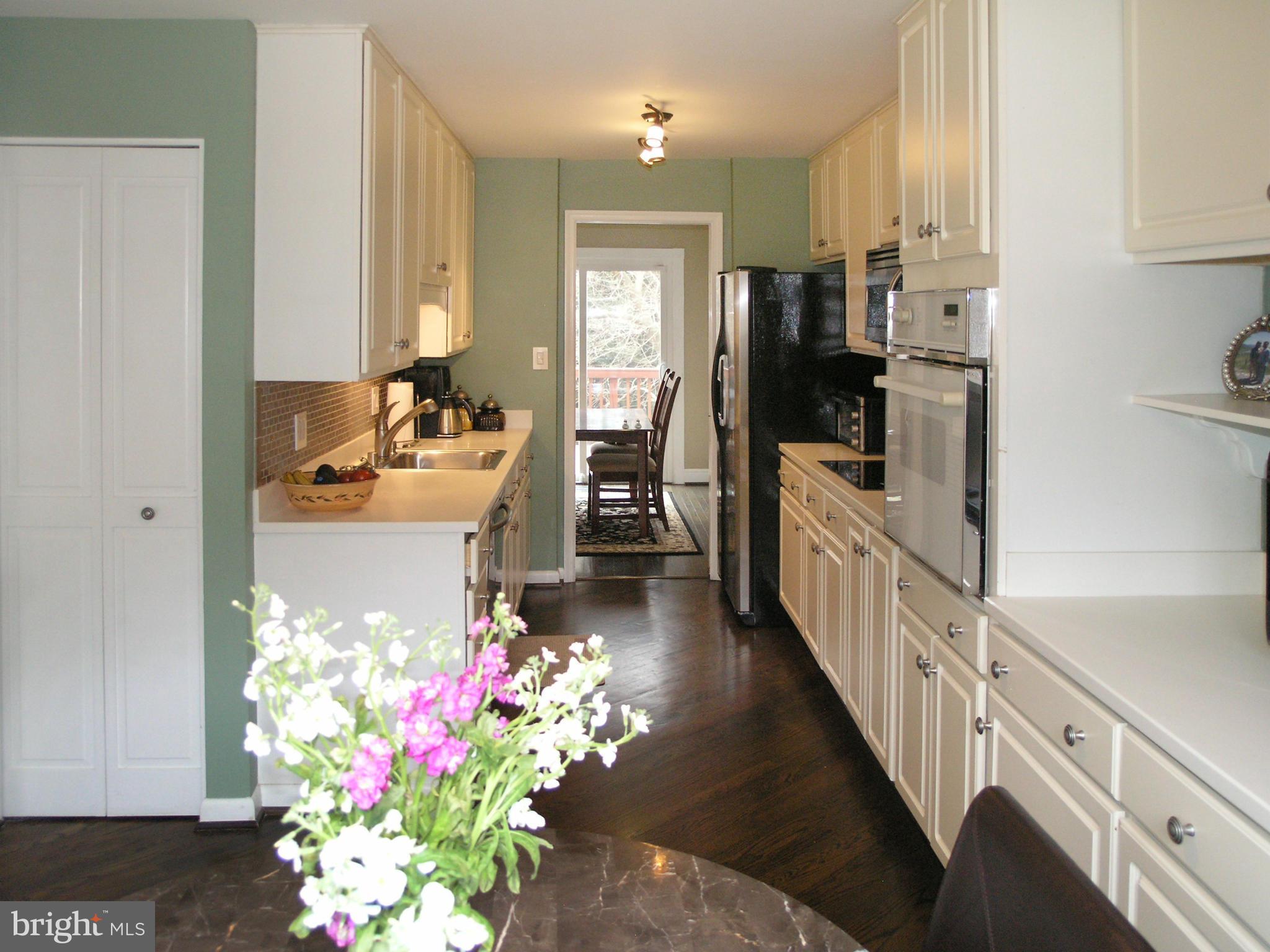 1848 Golf View Court Reston, VA 20190 - Photo 5 of 25 Kitchen