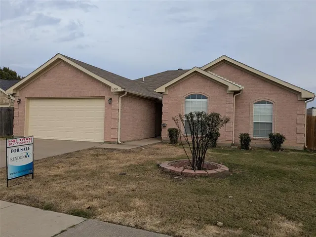 a view of a house with backyard and garden