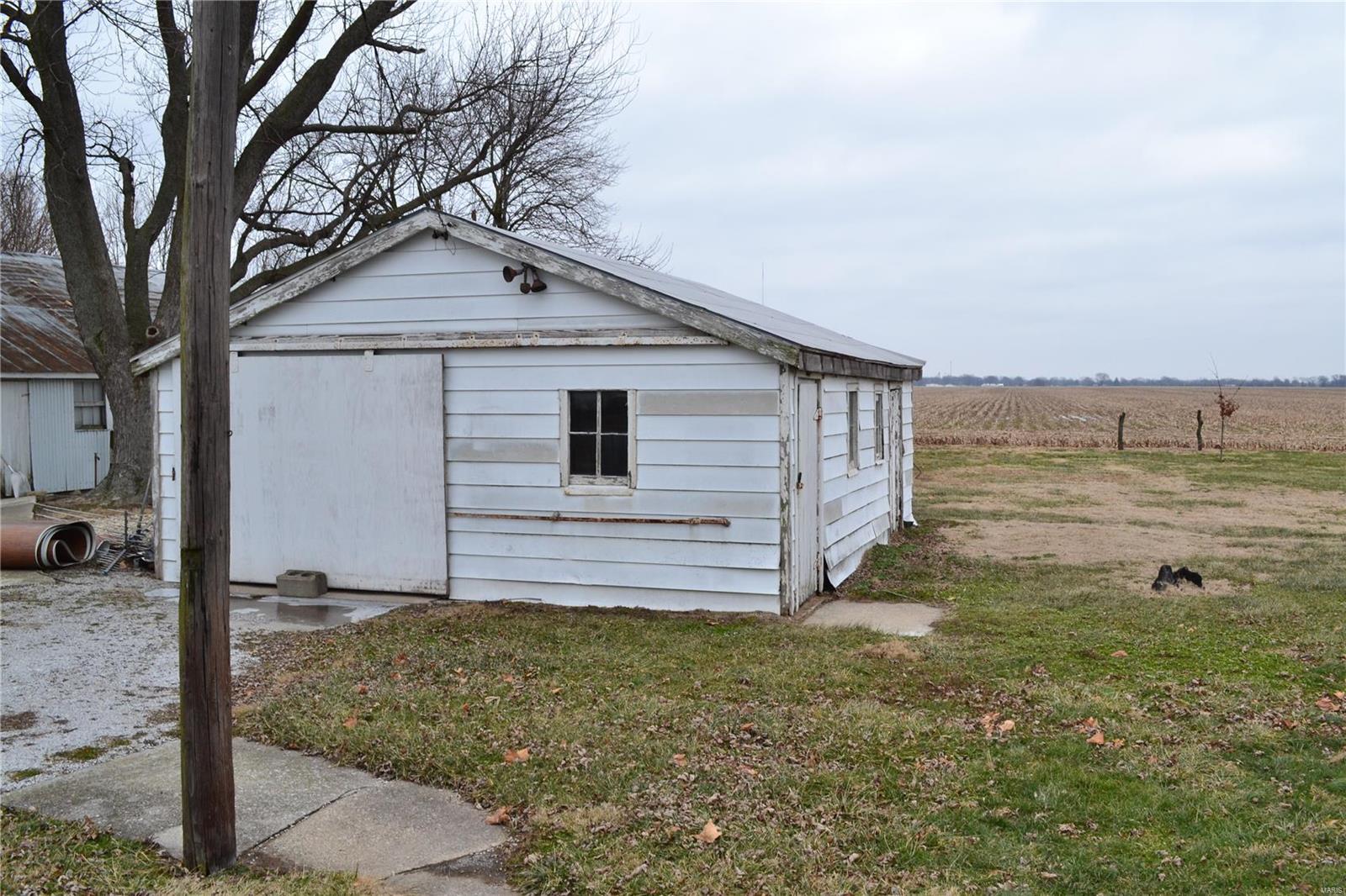 12736 Pipeline Road Carlyle, IL 62231 - Photo 3 of 4 Gallery Image 3