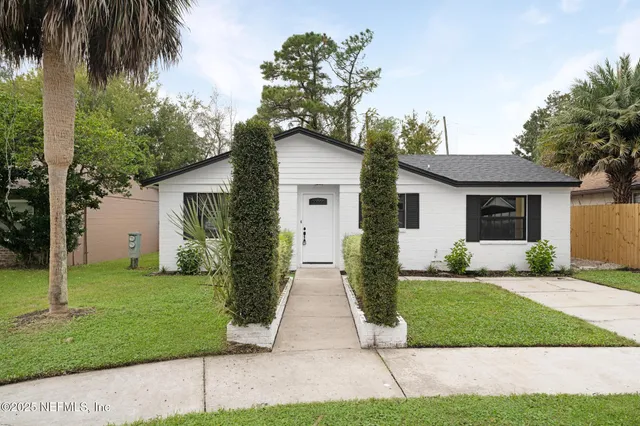 a front view of house with yard and green space