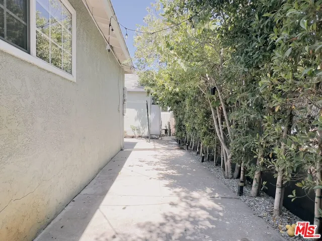 a view of a pathway with a pathway