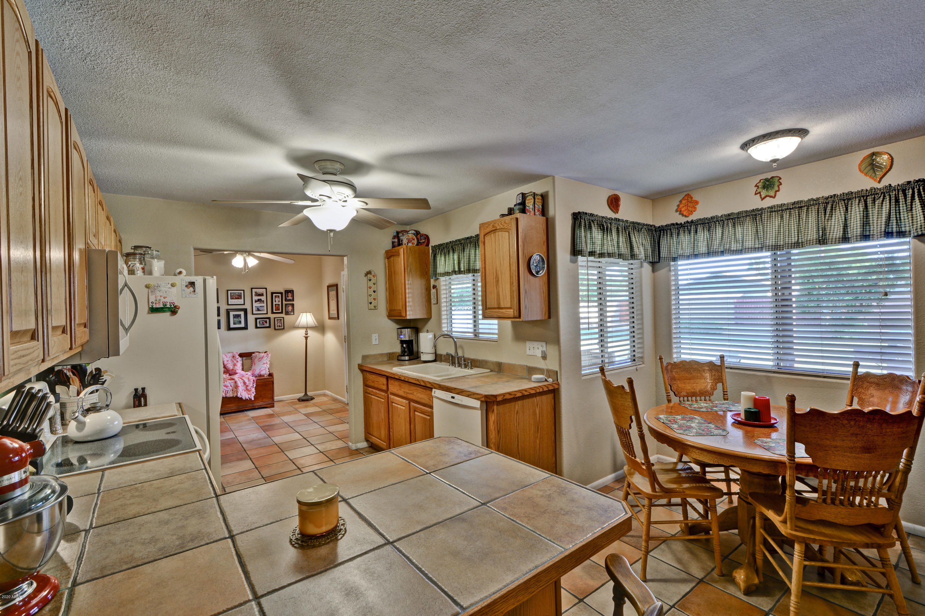 3209 West Cactus Road Phoenix, AZ 85029 - Photo 11 of 35 a view of a dining room with furniture